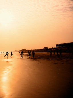 Affiche - Lively beach - Accueil | Oueso - Art Afro Contemporain